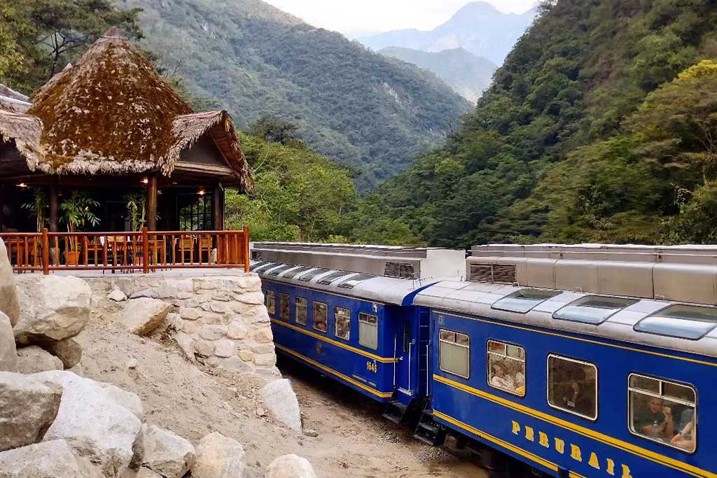 aguas-calientes-train-to-machu-picchu