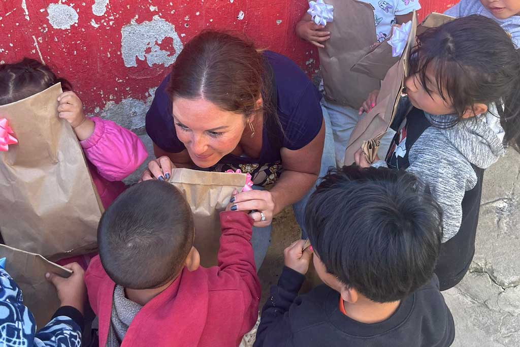 christmas-volunteer-guatemala-party-for-kids