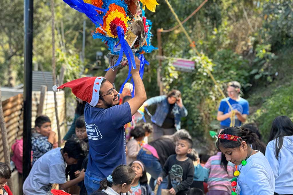 christmas-volunteer-guatemala-sharing-joy