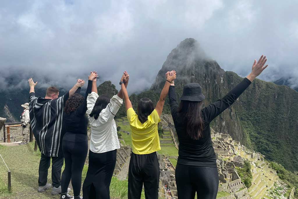family-volunteer-peru