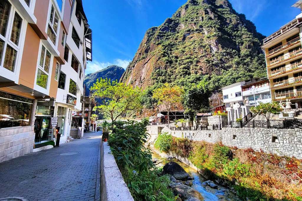 visiting-the-town-of-aguas-calientes-before-machu-picchu