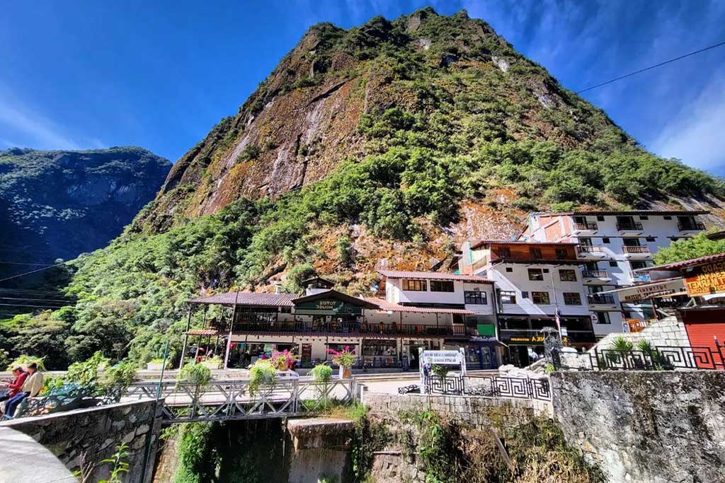 visiting-the-town-of-aguas-calientes-peru