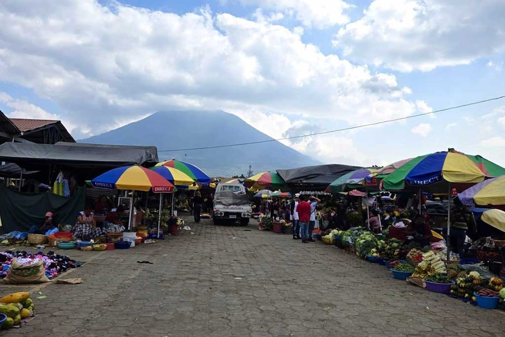 volunteer-in-guatemala-cultural-immersion-markets