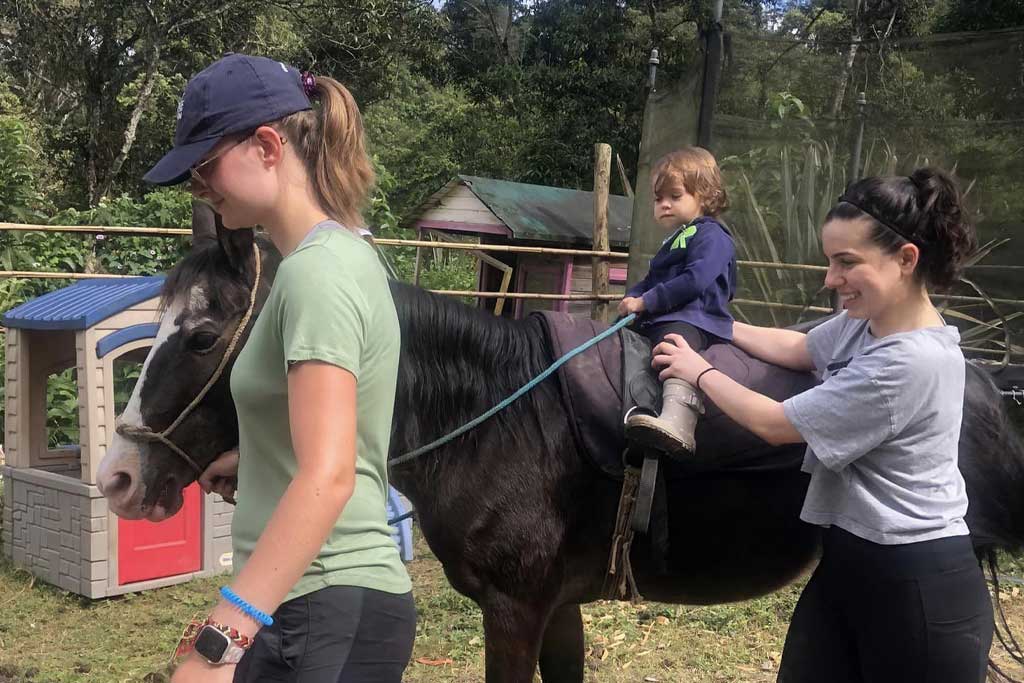 volunteer-with-horses-in-costa-rica